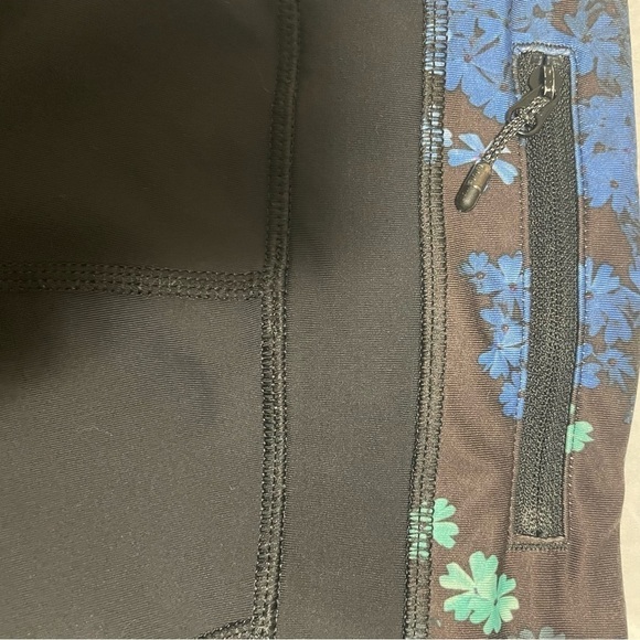 Lululemon Cropped Leggings with Blue Floral Band - Size 4 - Picture 4 of 5